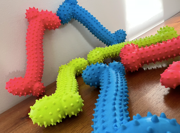 Life in the Outback: Stimulating Chewy Spiked Bone Toy for Dogs 🦴🎉